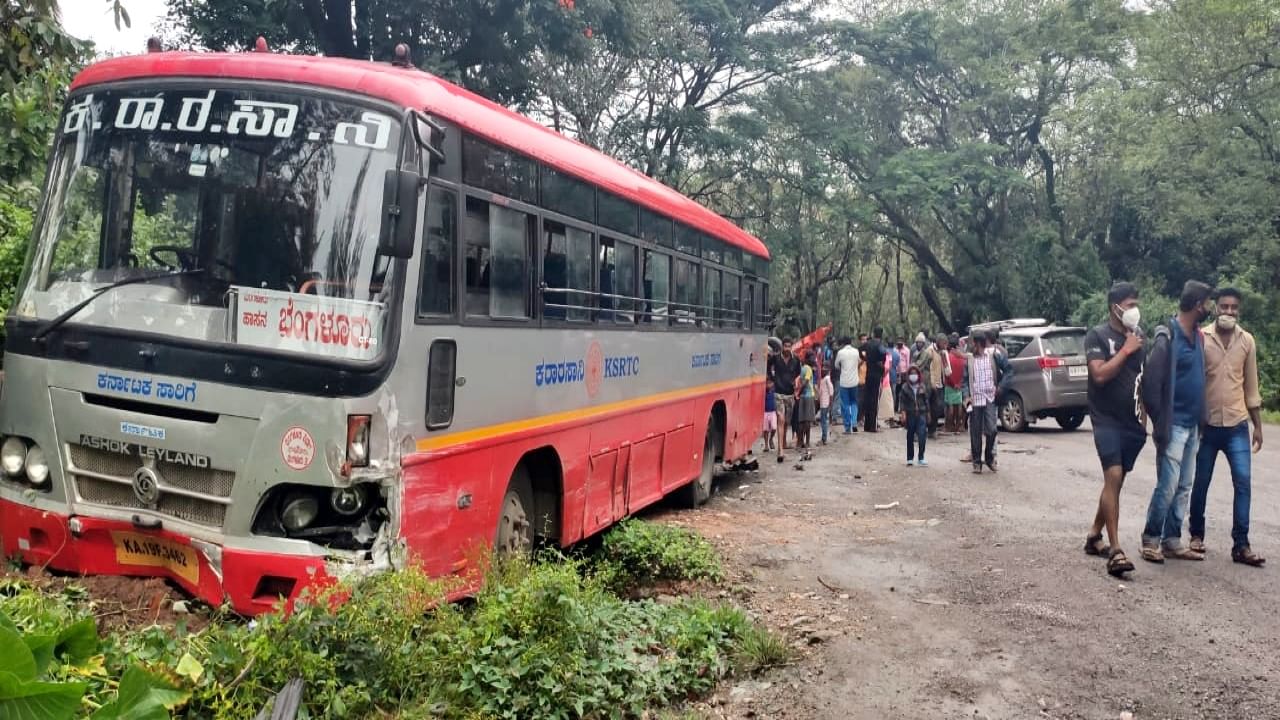 ಓವರ್ ಟೆಕ್ ಮಾಡುವಾಗ ಇನ್ನೊವಾ ಕಾರಿಗೆ KSRTC ಬಸ್ ಡಿಕ್ಕಿ