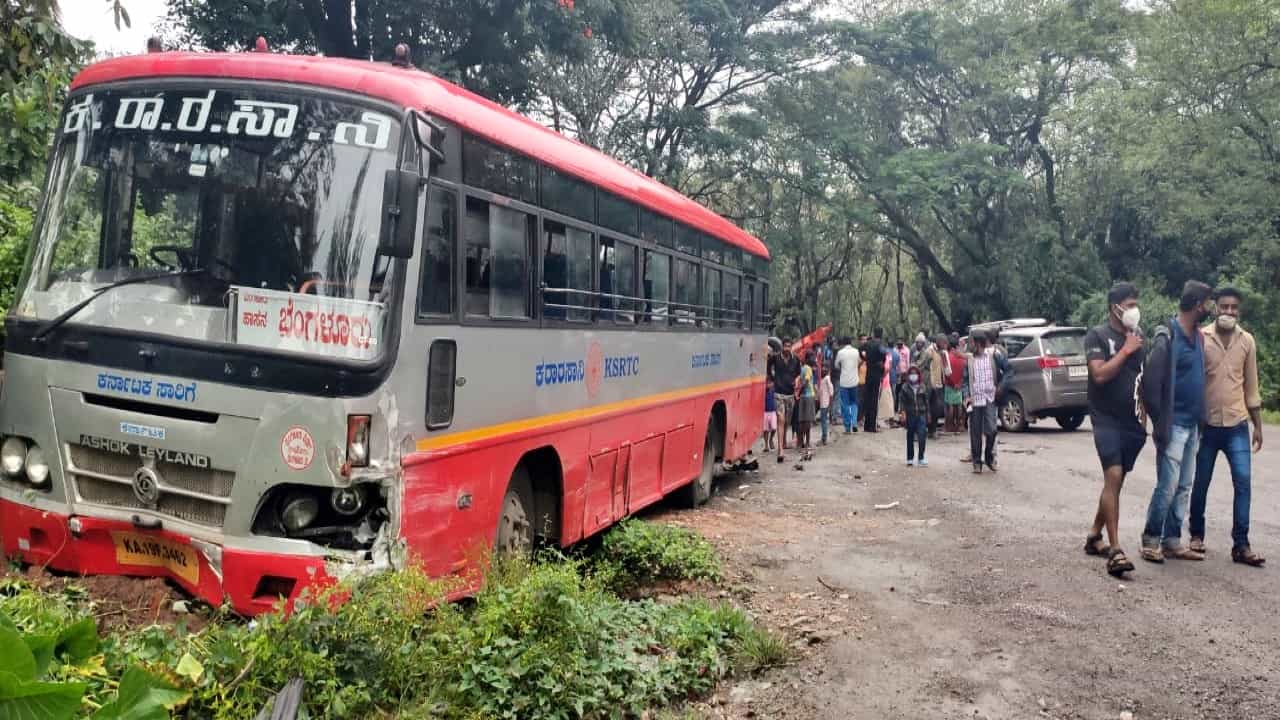 ಓವರ್ ಟೆಕ್ ಮಾಡುವಾಗ ಇನ್ನೊವಾ ಕಾರಿಗೆ KSRTC ಬಸ್ ಡಿಕ್ಕಿ ಓವರ್ ಟೆಕ್ ಮಾಡುವಾಗ ಇನ್ನೊವಾ ಕಾರಿಗೆ KSRTC ಬಸ್ ಡಿಕ್ಕಿ