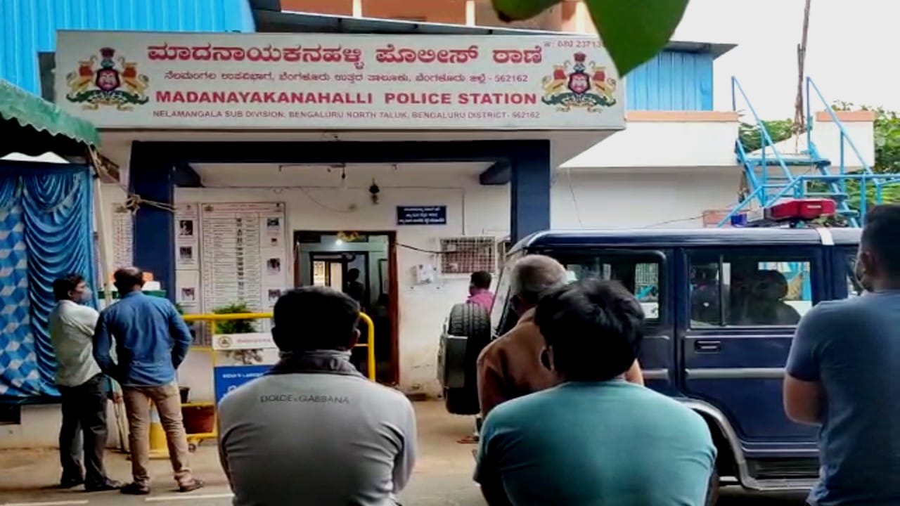 ಲಾಕ್ಡೌನ್ ಎಫೆಕ್ಟ್: ಪೊಲೀಸ್ ಠಾಣೆಯಲ್ಲಿ ಕೇಳೋರೇ ಇಲ್ಲ ಮಾಲೀಕರಿಲ್ಲದ ವಾಹನಗಳನ್ನು! ಲಾಕ್ಡೌನ್ ಎಫೆಕ್ಟ್: ಪೊಲೀಸ್ ಠಾಣೆಯಲ್ಲಿ ಕೇಳೋರೇ ಇಲ್ಲ ಮಾಲೀಕರಿಲ್ಲದ ವಾಹನಗಳನ್ನು!
