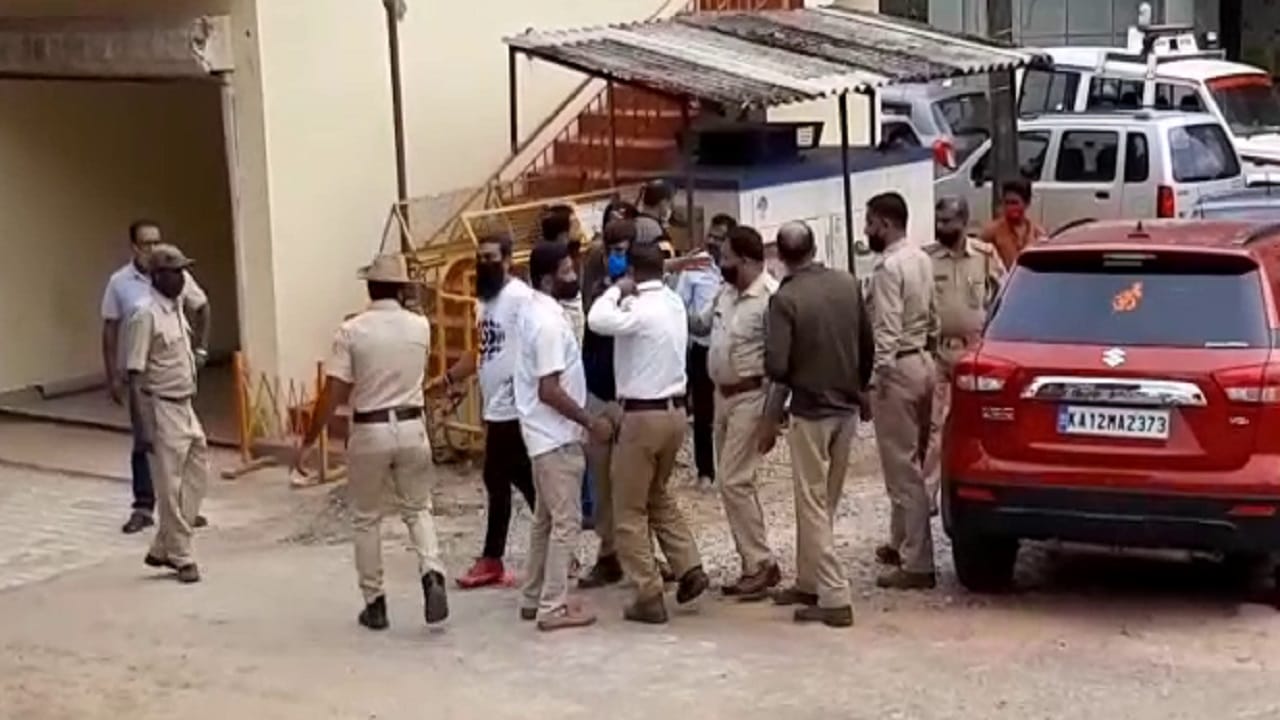 ಕಾರು ತೆಗೆಯುವಂತೆ ಹೇಳಿದ್ದಕ್ಕೆ ಪೊಲೀಸರ ಮೇಲೆಯೇ ಹಲ್ಲೆ! ಕಾರು ತೆಗೆಯುವಂತೆ ಹೇಳಿದ್ದಕ್ಕೆ ಪೊಲೀಸರ ಮೇಲೆಯೇ ಹಲ್ಲೆ!