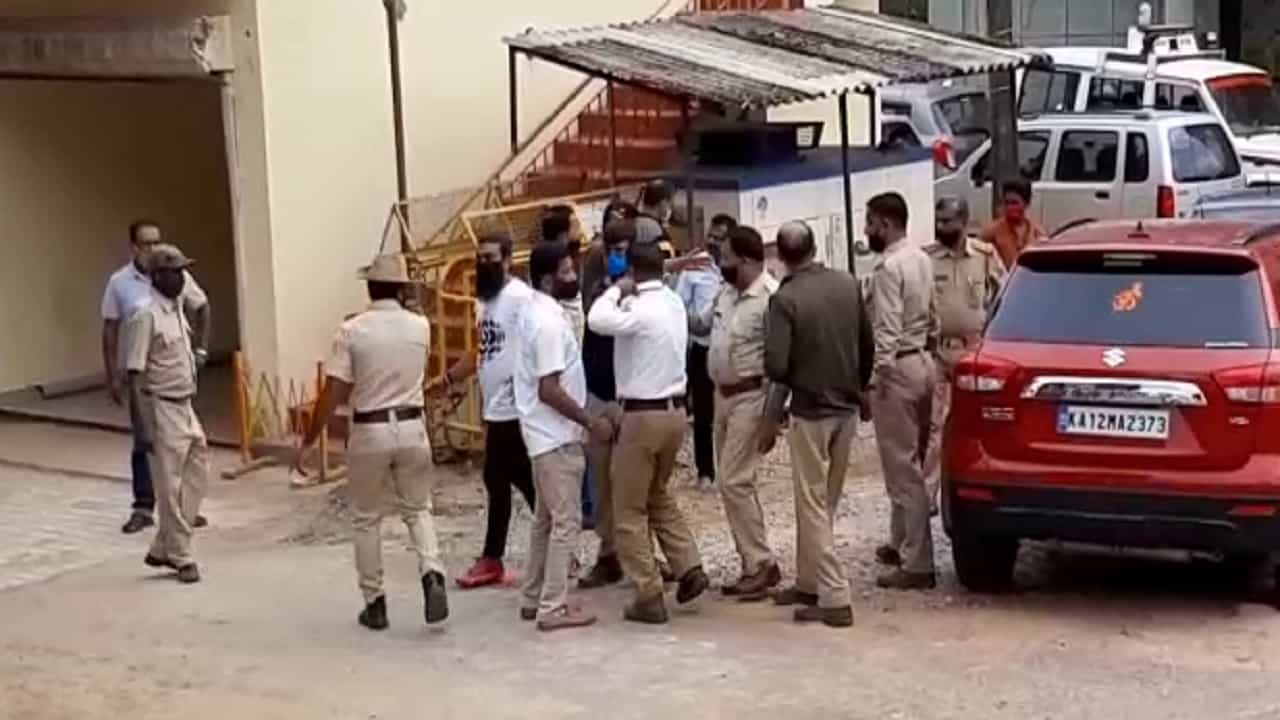 ಕಾರು ತೆಗೆಯುವಂತೆ ಹೇಳಿದ್ದಕ್ಕೆ ಪೊಲೀಸರ ಮೇಲೆಯೇ ಹಲ್ಲೆ! ಕಾರು ತೆಗೆಯುವಂತೆ ಹೇಳಿದ್ದಕ್ಕೆ ಪೊಲೀಸರ ಮೇಲೆಯೇ ಹಲ್ಲೆ!