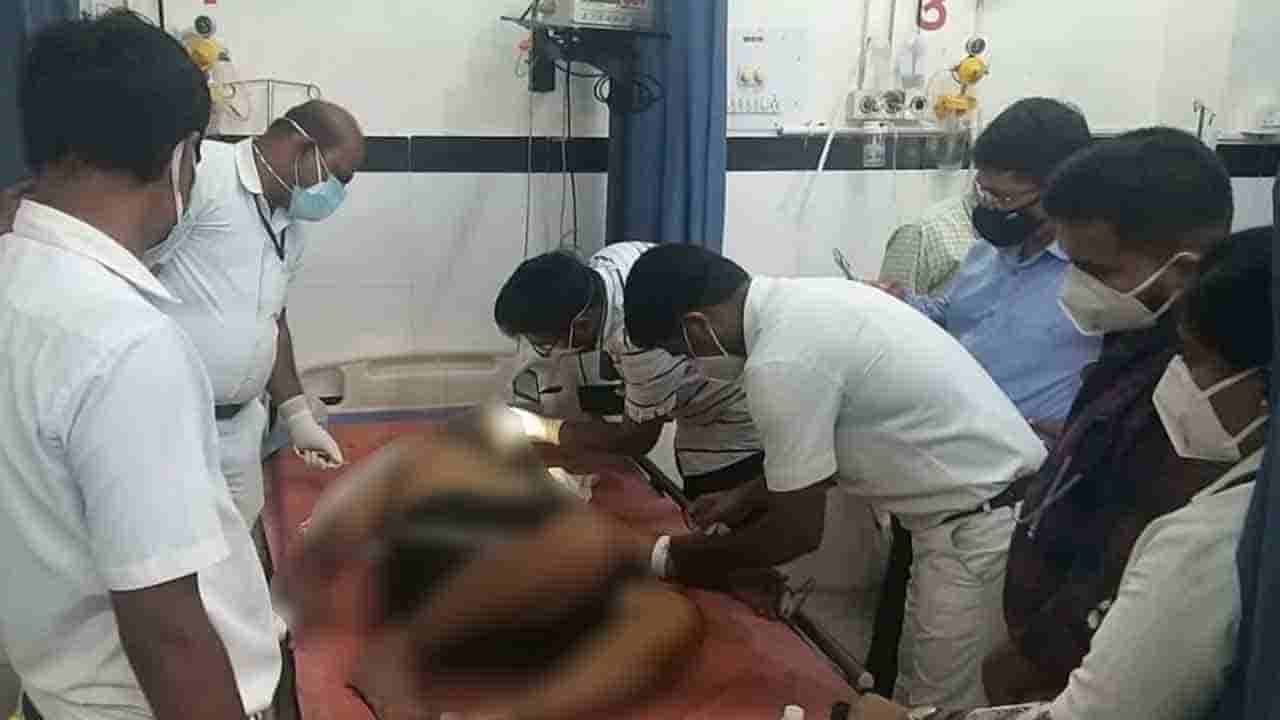 ಕಾಂಗ್ರೆಸ್ ಮುಖಂಡನ ಮನೆಗೆ ನುಗ್ಗಿ ದುಷ್ಕರ್ಮಿಗಳಿಂದ ಅಟ್ಯಾಕ್..