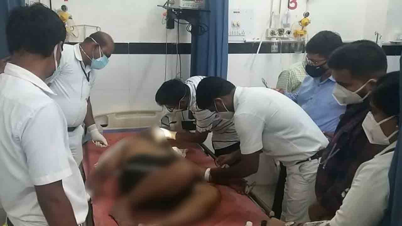 ಕಾಂಗ್ರೆಸ್ ಮುಖಂಡನ ಮನೆಗೆ ನುಗ್ಗಿ ದುಷ್ಕರ್ಮಿಗಳಿಂದ ಅಟ್ಯಾಕ್.. ಕಾಂಗ್ರೆಸ್ ಮುಖಂಡನ ಮನೆಗೆ ನುಗ್ಗಿ ದುಷ್ಕರ್ಮಿಗಳಿಂದ ಅಟ್ಯಾಕ್..