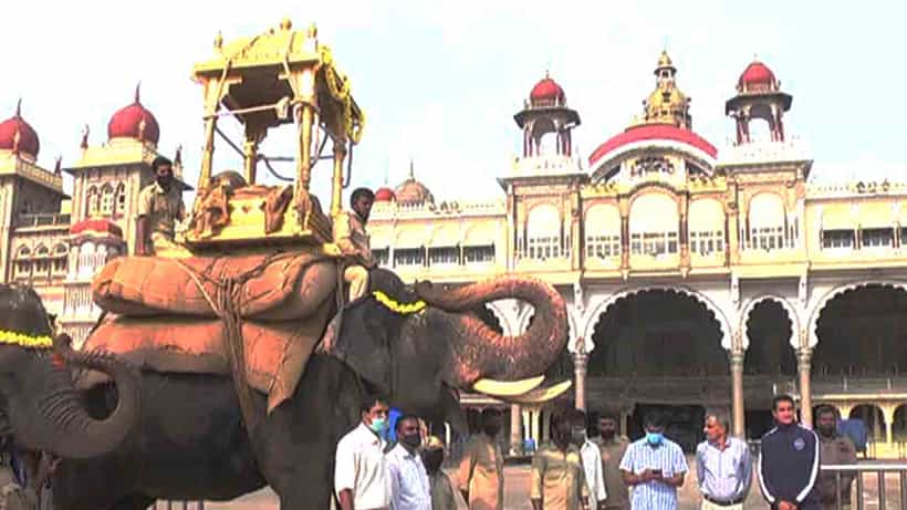 ಮೈಸೂರು ಅರಮನೆಯಲ್ಲಿ ಪಟ್ಟದ ಆನೆ, ಕುದುರೆ ಮತ್ತು ಹಸುಗೆ ಪೂಜೆ