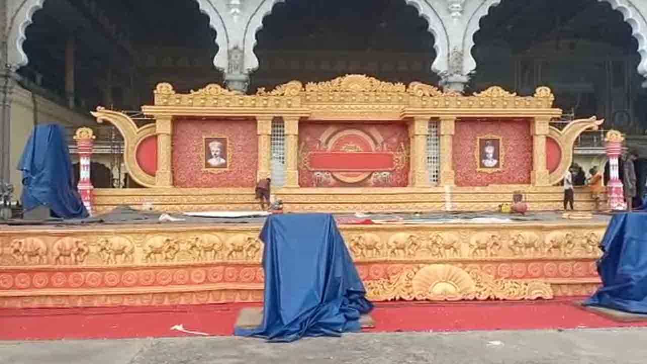 ಅರಮನೆ ನಗರಿಯಲ್ಲಿ ಇಂದು ದಸರಾಗೆ ಚಾಲನೆ, ಸಿಂಪಲ್ ನಾಡಹಬ್ಬಕ್ಕೆ ತಯಾರಾದ ಮೈಸೂರು ಅರಮನೆ ನಗರಿಯಲ್ಲಿ ಇಂದು ದಸರಾಗೆ ಚಾಲನೆ, ಸಿಂಪಲ್ ನಾಡಹಬ್ಬಕ್ಕೆ ತಯಾರಾದ ಮೈಸೂರು