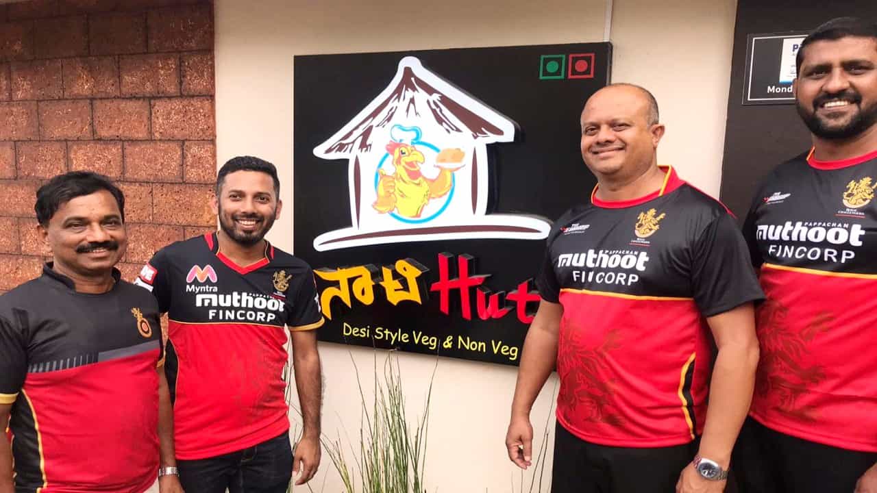 ನೀವು RCBಗೆ ಸಪೋರ್ಟ್ ಮಾಡೋಹಾಗಿದ್ರೆ.. ಅರ್ಧ ರೇಟ್ಗೆ ಹೊಟ್ಟೆ ತುಂಬಾ ಬಿರಿಯಾನಿ ತಿನ್ನಿ! ನೀವು RCBಗೆ ಸಪೋರ್ಟ್ ಮಾಡೋಹಾಗಿದ್ರೆ.. ಅರ್ಧ ರೇಟ್ಗೆ ಹೊಟ್ಟೆ ತುಂಬಾ ಬಿರಿಯಾನಿ ತಿನ್ನಿ!