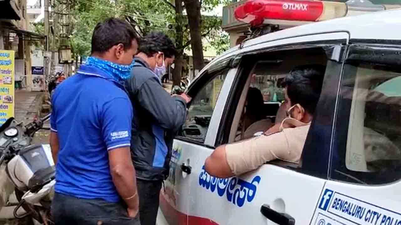 ದಿನಕ್ಕೆ 50 ಕೇಸ್ನಂತೆ ಟಾರ್ಗೆಟ್: ಸಿಕ್ಕ ಸಿಕ್ಕವರ ಬಳಿ ದಂಡ ವಸೂಲಿ, ಪೊಲೀಸರ ನಡೆಗೆ ಸ್ಥಳೀಯರ ಕಿಡಿ ದಿನಕ್ಕೆ 50 ಕೇಸ್ನಂತೆ ಟಾರ್ಗೆಟ್: ಸಿಕ್ಕ ಸಿಕ್ಕವರ ಬಳಿ ದಂಡ ವಸೂಲಿ, ಪೊಲೀಸರ ನಡೆಗೆ ಸ್ಥಳೀಯರ ಕಿಡಿ