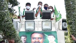 ಅಧಿದೇವತೆ ಚಾಮುಂಡೇಶ್ವರಿಯ ಪಲ್ಲಕ್ಕಿ ರಥ ಎಳೆದ DC ರೋಹಿಣಿ ಸಿಂಧೂರಿ, ಕುಟುಂಬಸ್ಥರು