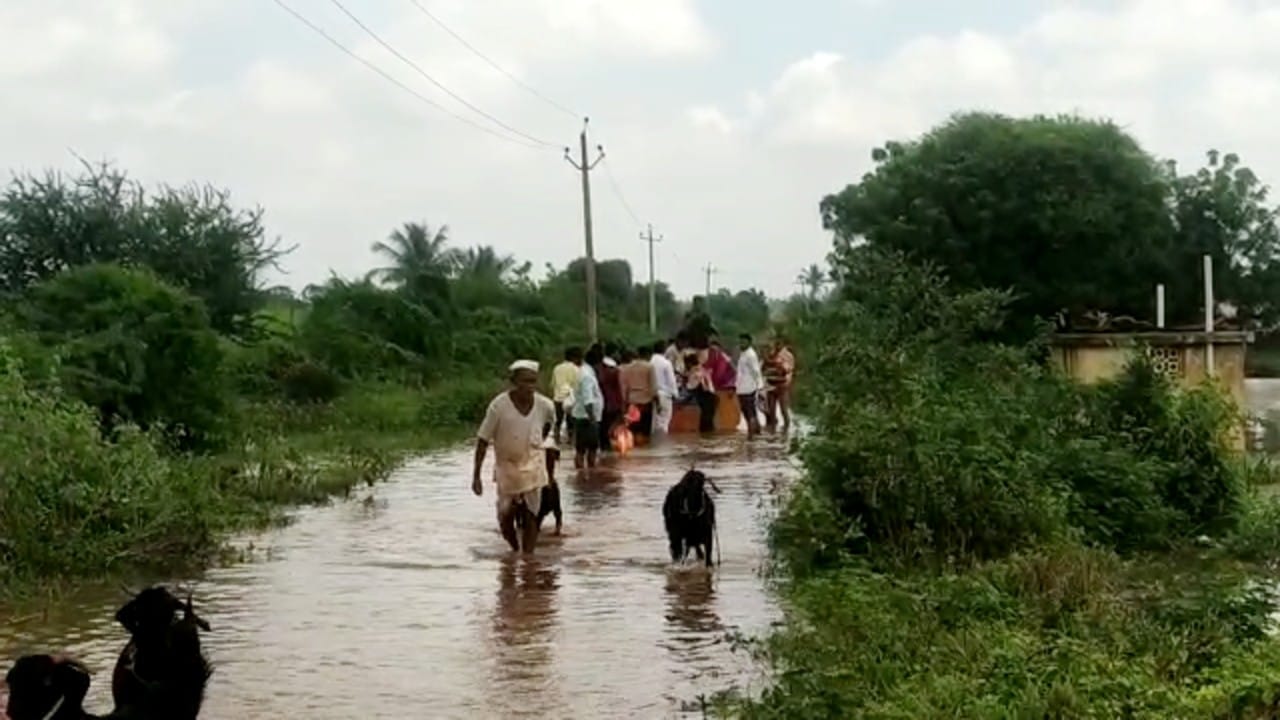 ನಡುಗಡ್ಡೆಯಾದ ತಾರಾಪುರ: ಮತ್ತೊಬ್ಬ ಬಾಣಂತಿಯನ್ನ ಹೊರಗೆ ಕರೆ ತಂದ ತಹಶೀಲ್ದಾರ್ ನಡುಗಡ್ಡೆಯಾದ ತಾರಾಪುರ: ಮತ್ತೊಬ್ಬ ಬಾಣಂತಿಯನ್ನ ಹೊರಗೆ ಕರೆ ತಂದ ತಹಶೀಲ್ದಾರ್
