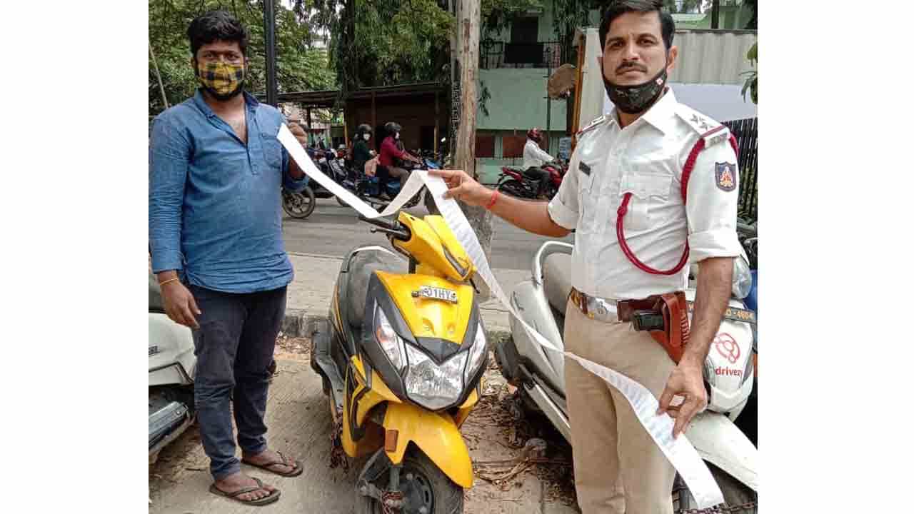 ರೂಲ್ಸ್ ಬ್ರೇಕ್ ಮಾಡಿ, ಬಿಂದಾಸ್ ಆಗಿ ಓಡಾಡ್ತಿದ್ದ ಆಸಾಮಿಗೆ ಖಾಕಿ ಶಾಕ್: 77 ಕೇಸ್, 42,500 ರೂ. ದಂಡ! ರೂಲ್ಸ್ ಬ್ರೇಕ್ ಮಾಡಿ, ಬಿಂದಾಸ್ ಆಗಿ ಓಡಾಡ್ತಿದ್ದ ಆಸಾಮಿಗೆ ಖಾಕಿ ಶಾಕ್: 77 ಕೇಸ್, 42,500 ರೂ. ದಂಡ!