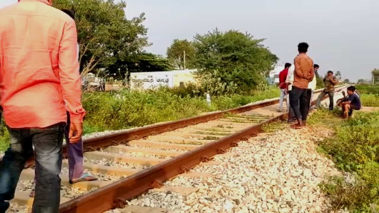 ಹಳಿ ದುರಸ್ಥಿಗೊಳಿಸುತ್ತಿದ್ದ ರೈಲ್ವೆ ಇಂಜಿನ್​ಗೆ ಸಿಲುಕಿ ಯುವಕ ಸಾವು