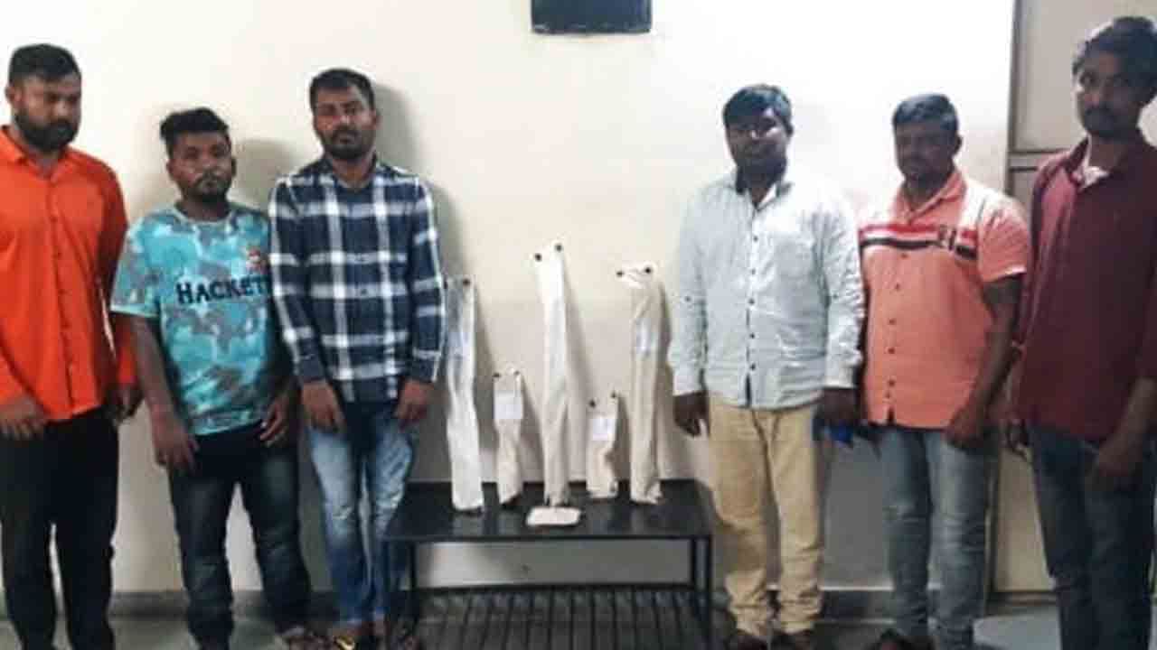 ಸಿಸಿಬಿ ಪೊಲೀಸರ ಕಾರ್ಯಾಚರಣೆ: 3 ರೌಡಿಶೀಟರ್ಗಳು ಸೇರಿ 10 ದರೋಡೆಕೋರರ ಬಂಧನ ಸಿಸಿಬಿ ಪೊಲೀಸರ ಕಾರ್ಯಾಚರಣೆ: 3 ರೌಡಿಶೀಟರ್ಗಳು ಸೇರಿ 10 ದರೋಡೆಕೋರರ ಬಂಧನ