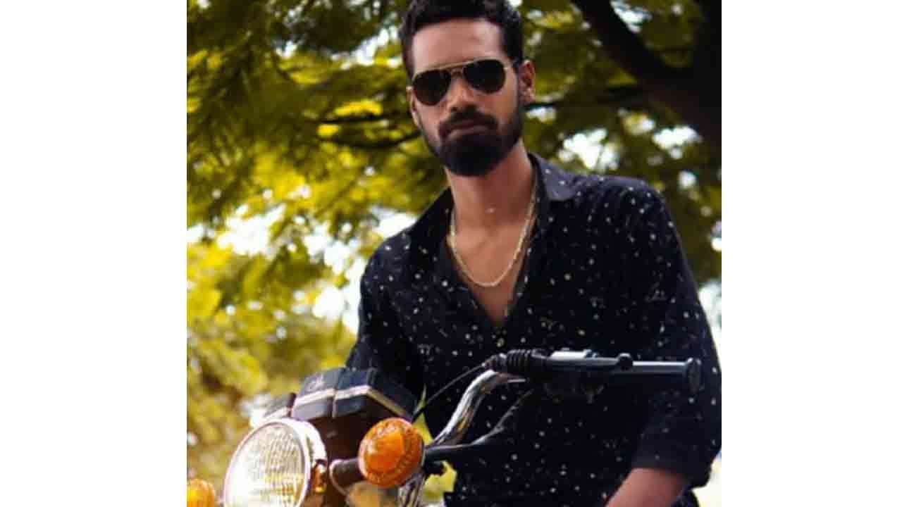 ಗ್ಯಾಂಗ್ವಾಡಿಯಲ್ಲಿ ಗ್ಯಾಂಗ್ ವಾರ್: ನಿವೃತ್ತ DySp ಮನೆಯಲ್ಲೇ ರೌಡಿಶೀಟರ್ ಬರ್ಬರ ಹತ್ಯೆ ಗ್ಯಾಂಗ್ವಾಡಿಯಲ್ಲಿ ಗ್ಯಾಂಗ್ ವಾರ್: ನಿವೃತ್ತ DySp ಮನೆಯಲ್ಲೇ ರೌಡಿಶೀಟರ್ ಬರ್ಬರ ಹತ್ಯೆ