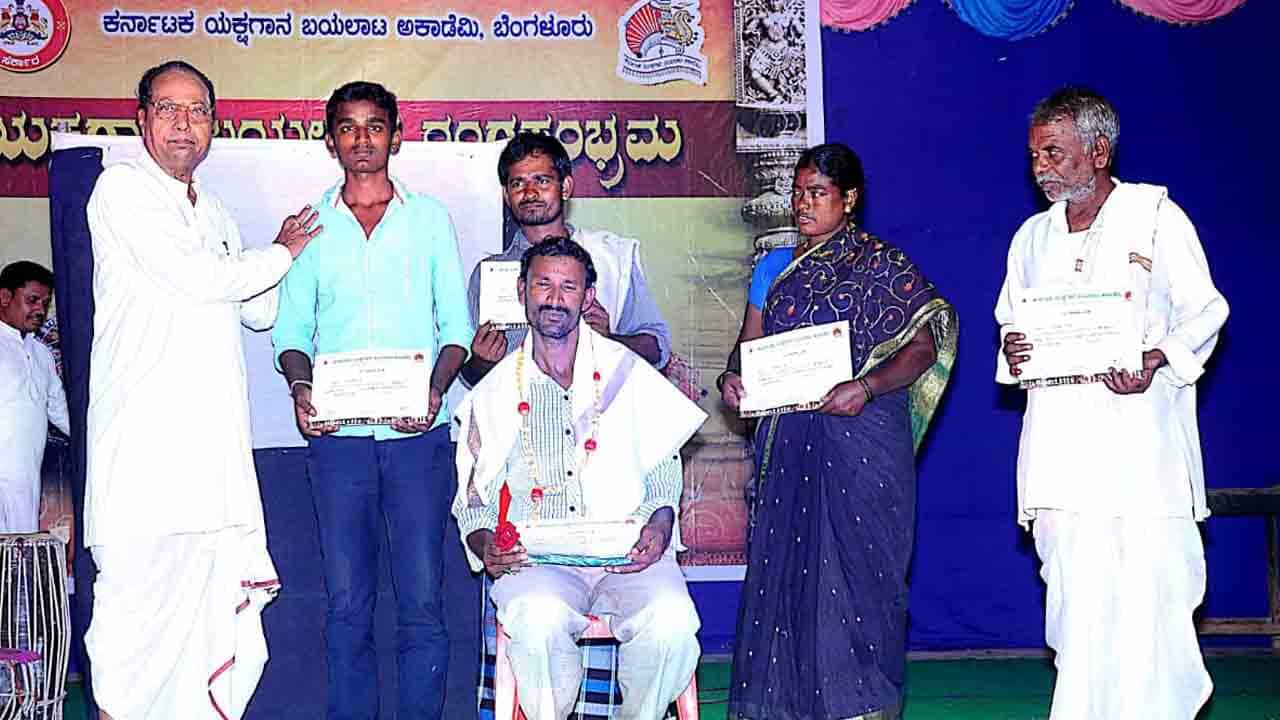 ಈ ಶಿಳ್ಳೆಕ್ಯಾತ ಕುಟುಂಬಕ್ಕೆ ಲಭಿಸಿತು ಎರಡನೆಯ ರಾಜ್ಯೋತ್ಸವ ಪ್ರಶಸ್ತಿ ಈ ಶಿಳ್ಳೆಕ್ಯಾತ ಕುಟುಂಬಕ್ಕೆ ಲಭಿಸಿತು ಎರಡನೆಯ ರಾಜ್ಯೋತ್ಸವ ಪ್ರಶಸ್ತಿ