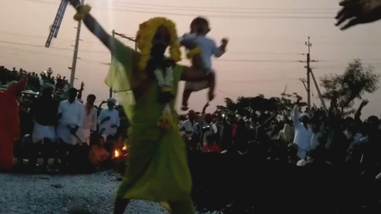 ಅಗ್ನಿಕೊಂಡದಲ್ಲಿ ಮಗು ಎತ್ತಿಕೊಂಡು ಹೊದ ಸ್ವಾಮೀಜಿ: ಯಾಮಾರಿದ್ರೆ ಮಗುವಿಗೆ ಕಂಟಕ, ಜನ ಆತಂಕ ಅಗ್ನಿಕೊಂಡದಲ್ಲಿ ಮಗು ಎತ್ತಿಕೊಂಡು ಹೊದ ಸ್ವಾಮೀಜಿ: ಯಾಮಾರಿದ್ರೆ ಮಗುವಿಗೆ ಕಂಟಕ, ಜನ ಆತಂಕ