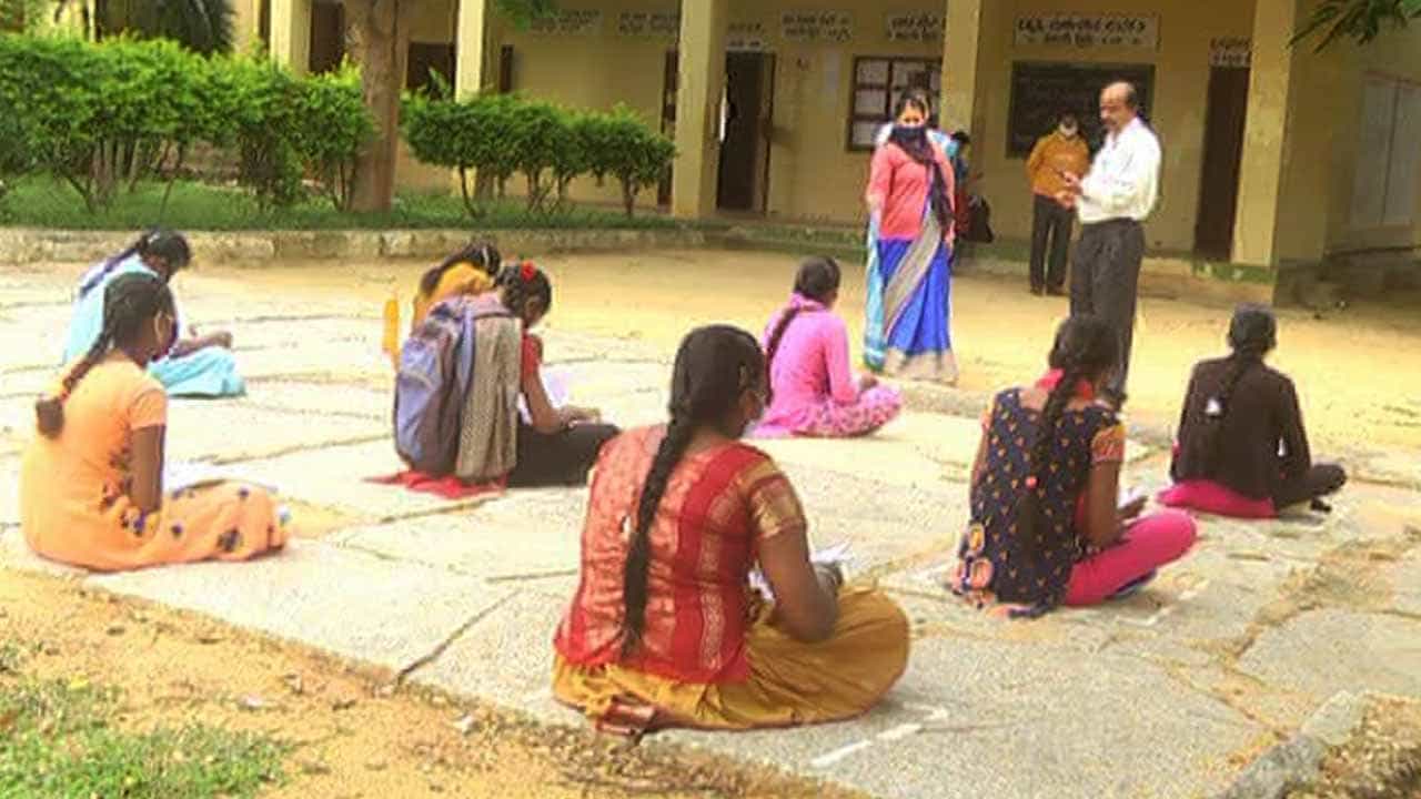 ಕೊರೊನಾ 3ನೇ ಅಲೆ ಭೀತಿ; ಭೌತಿಕವಾಗಿ ಶಾಲೆ ಆರಂಭ ತಡವಾದರೆ ವಿದ್ಯಾಗಮ-2 ಆರಂಭಕ್ಕೆ ಸಿದ್ಧತೆ ಕೊರೊನಾ 3ನೇ ಅಲೆ ಭೀತಿ; ಭೌತಿಕವಾಗಿ ಶಾಲೆ ಆರಂಭ ತಡವಾದರೆ ವಿದ್ಯಾಗಮ-2 ಆರಂಭಕ್ಕೆ ಸಿದ್ಧತೆ