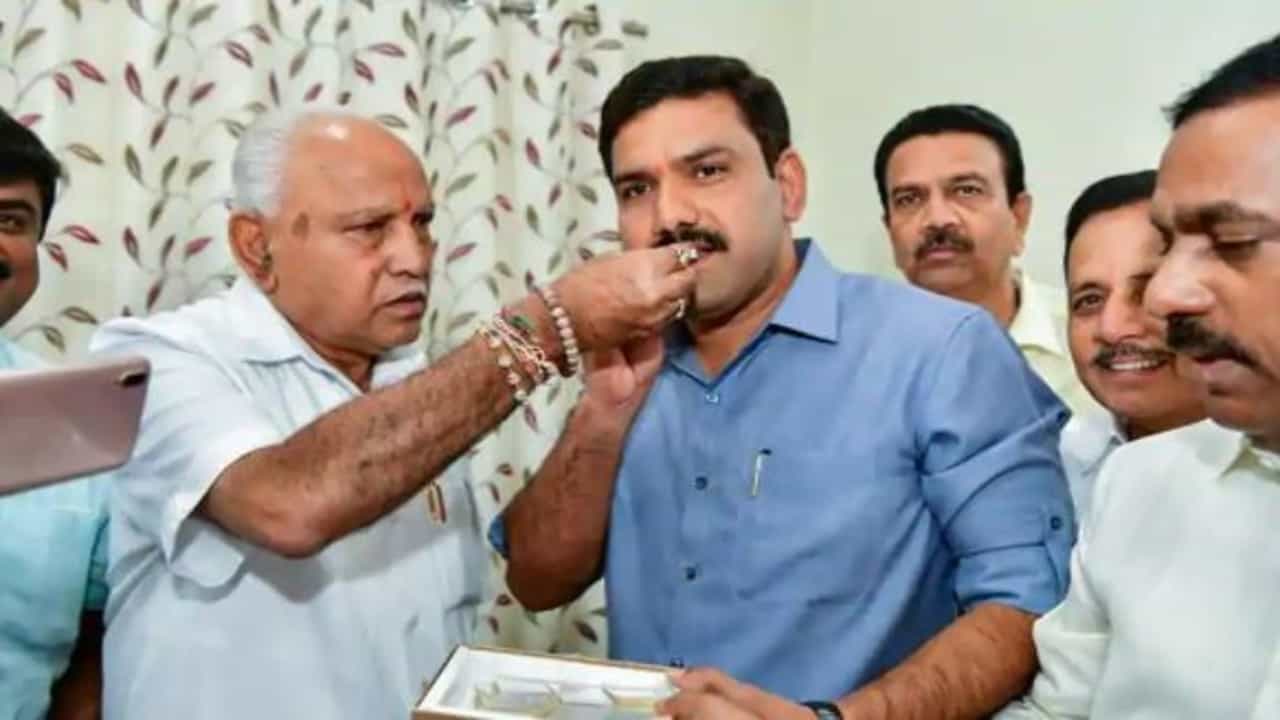 ಶಿರಾ: ವಿಜಯೇಂದ್ರ ಮತ್ತು ಯಡಿಯೂರಪ್ಪ ರಾಜಕೀಯ ಬೆಟ್ಟಿಂಗ್ ಏನು? ಯಾಕೆ? ಶಿರಾ: ವಿಜಯೇಂದ್ರ ಮತ್ತು ಯಡಿಯೂರಪ್ಪ ರಾಜಕೀಯ ಬೆಟ್ಟಿಂಗ್ ಏನು? ಯಾಕೆ?