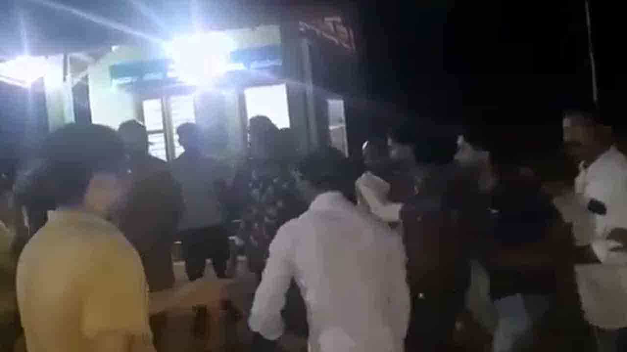 ಕಾರಿಗೆ ಸೈಡ್ ಬಿಡಲಿಲ್ಲ ಅಂತಾ KSRTC ಬಸ್ ನಿರ್ವಾಹಕನ ಮೇಲೆ ಹಲ್ಲೆ ಕಾರಿಗೆ ಸೈಡ್ ಬಿಡಲಿಲ್ಲ ಅಂತಾ KSRTC ಬಸ್ ನಿರ್ವಾಹಕನ ಮೇಲೆ ಹಲ್ಲೆ
