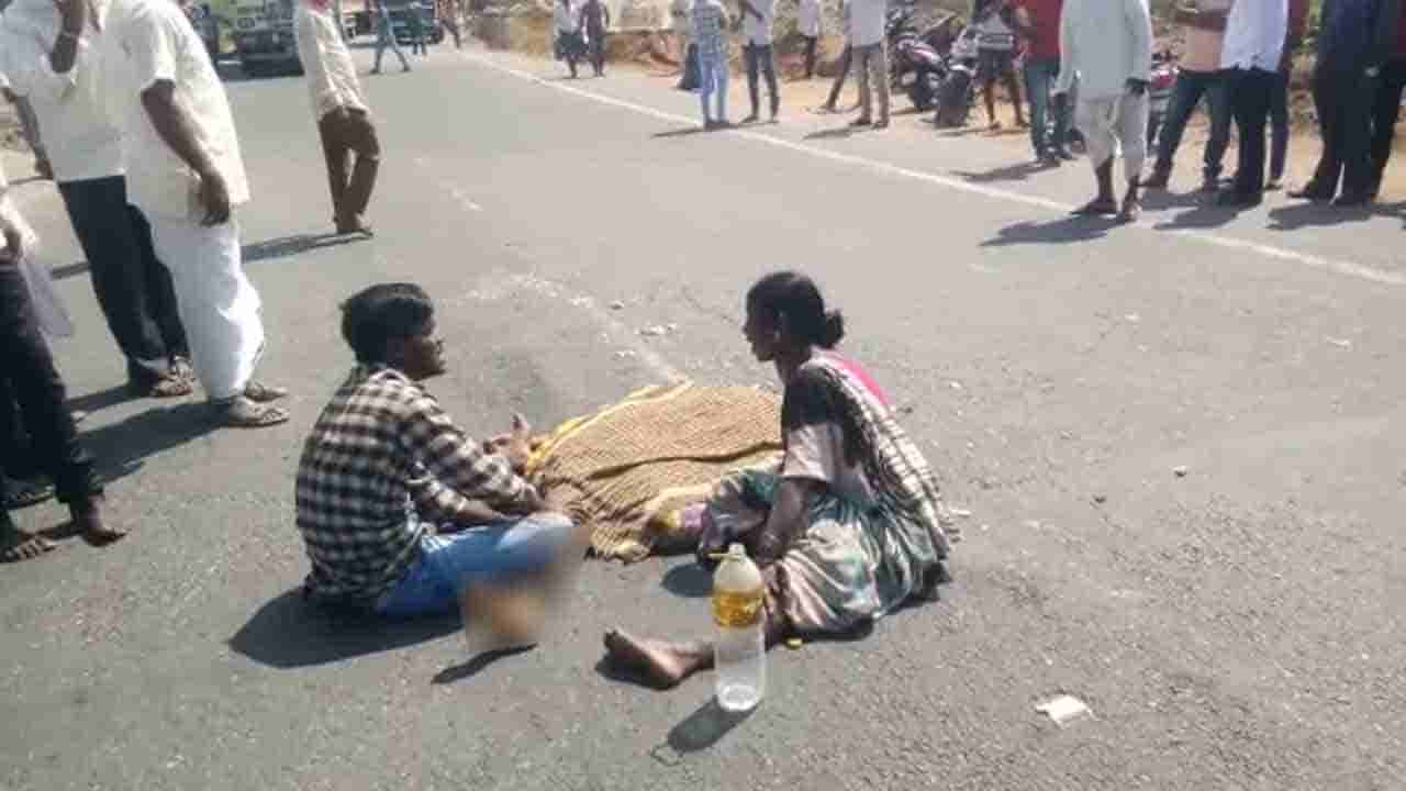 ಲಾರಿ ಹರಿದು ಬೈಕ್ನಲ್ಲಿದ್ದ ಯುವತಿ ಸ್ಥಳದಲ್ಲೇ ದುರ್ಮರಣ, ಇಬ್ಬರು ಗಂಭೀರ