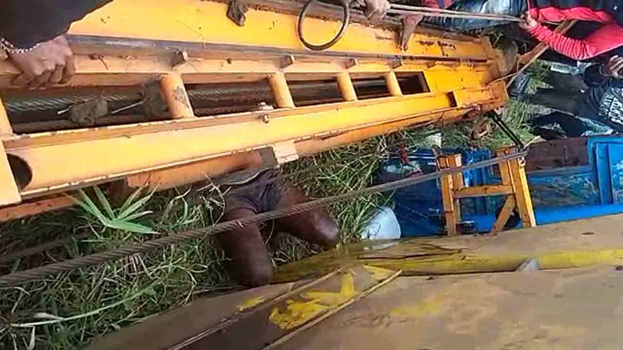 ಬೋರ್​ವೆಲ್ ಲಾರಿಗೆ ಬೈಕ್ ಡಿಕ್ಕಿ: ಲಾರಿಯಡಿ ಸಿಲುಕಿದ ವ್ಯಕ್ತಿ ಸಾವು-ಬದುಕಿನ ನಡುವೆ ಹೋರಾಟ