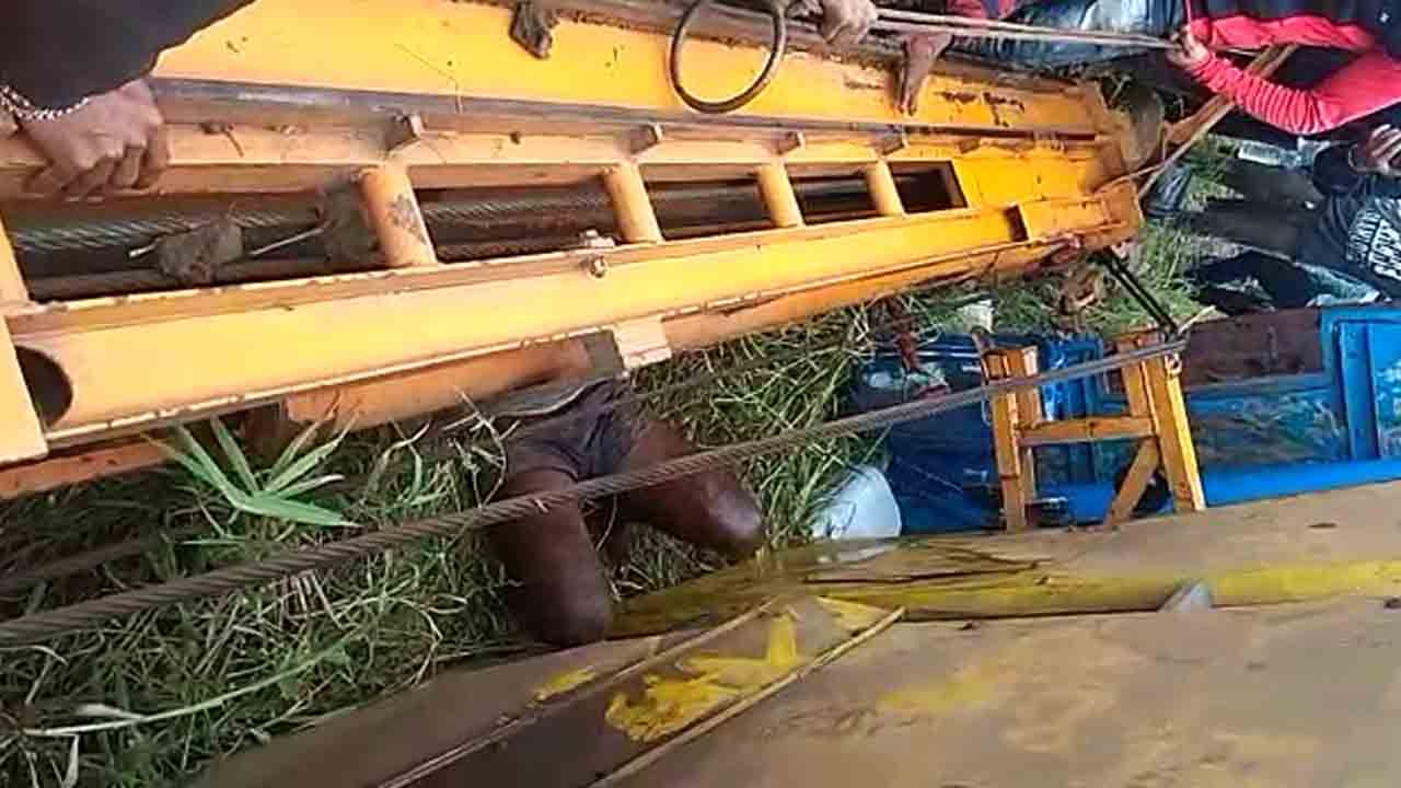 ಬೋರ್ವೆಲ್ ಲಾರಿಗೆ ಬೈಕ್ ಡಿಕ್ಕಿ: ಲಾರಿಯಡಿ ಸಿಲುಕಿದ ವ್ಯಕ್ತಿ ಸಾವು-ಬದುಕಿನ ನಡುವೆ ಹೋರಾಟ