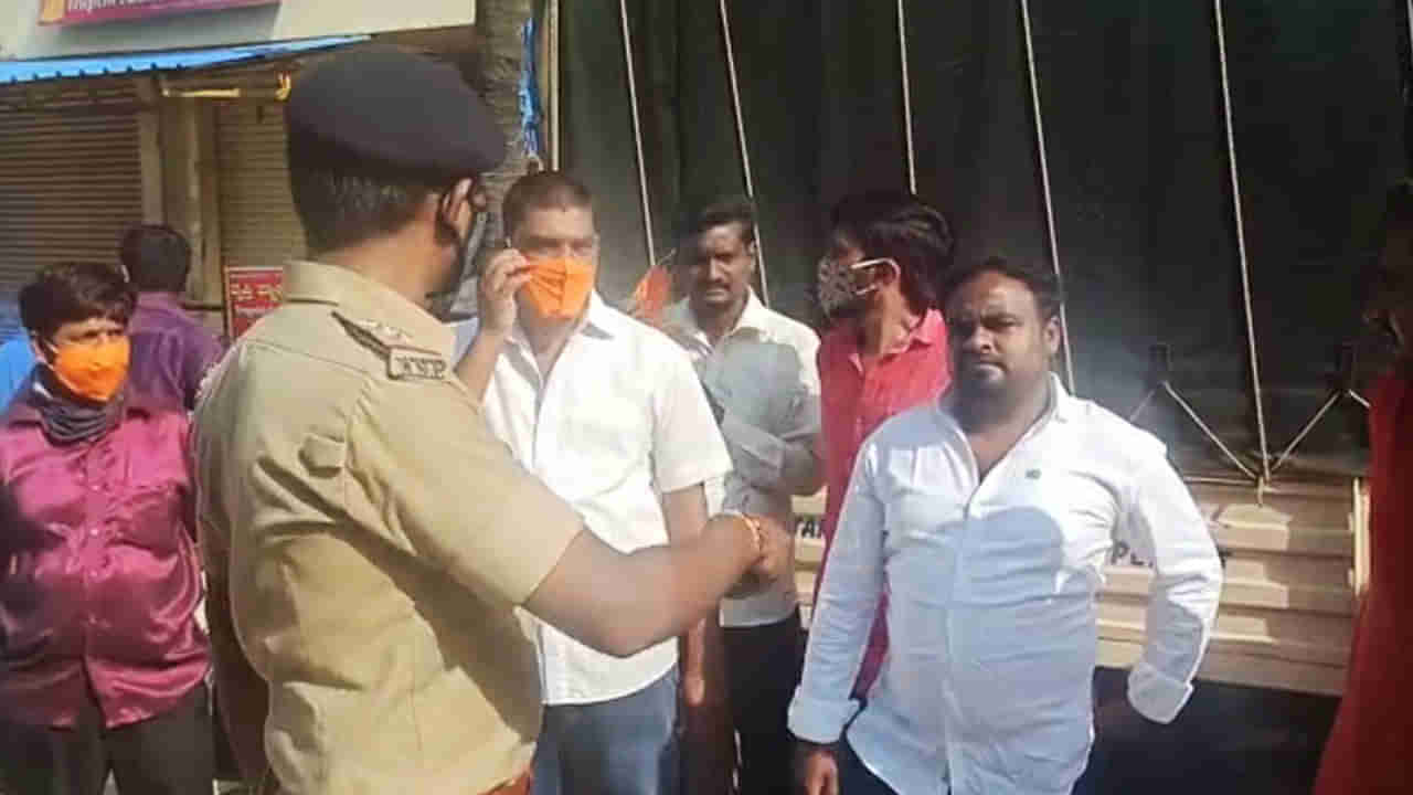 ಅರೆಸೇನಾ ಪಡೆ ಸಿಬ್ಬಂದಿಗೆ BJP ನೀಡಿದ ಕೇಸರಿ ಮಾಸ್ಕ್ ತೆಗೆಸಿದ ಕೈ ಕಾರ್ಯಕರ್ತರು