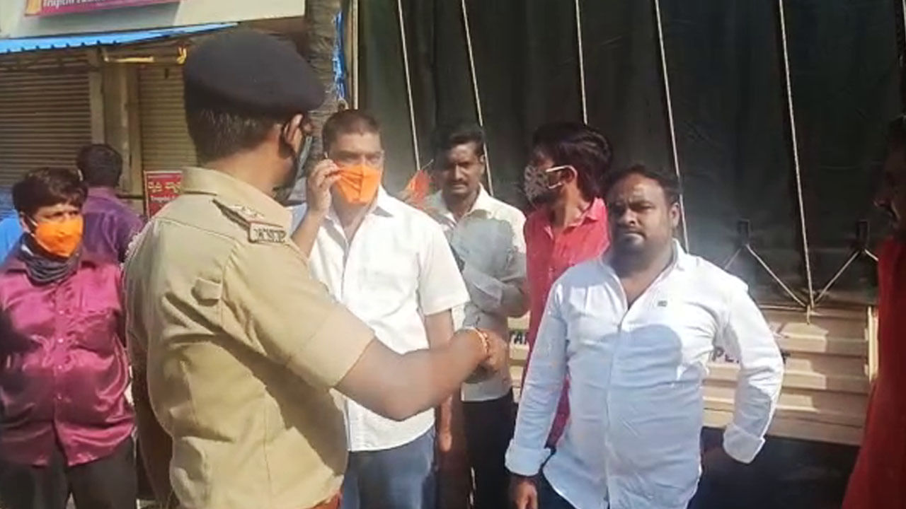 ಅರೆಸೇನಾ ಪಡೆ ಸಿಬ್ಬಂದಿಗೆ BJP ನೀಡಿದ ಕೇಸರಿ ಮಾಸ್ಕ್ ತೆಗೆಸಿದ ಕೈ ಕಾರ್ಯಕರ್ತರು ಅರೆಸೇನಾ ಪಡೆ ಸಿಬ್ಬಂದಿಗೆ BJP ನೀಡಿದ ಕೇಸರಿ ಮಾಸ್ಕ್ ತೆಗೆಸಿದ ಕೈ ಕಾರ್ಯಕರ್ತರು