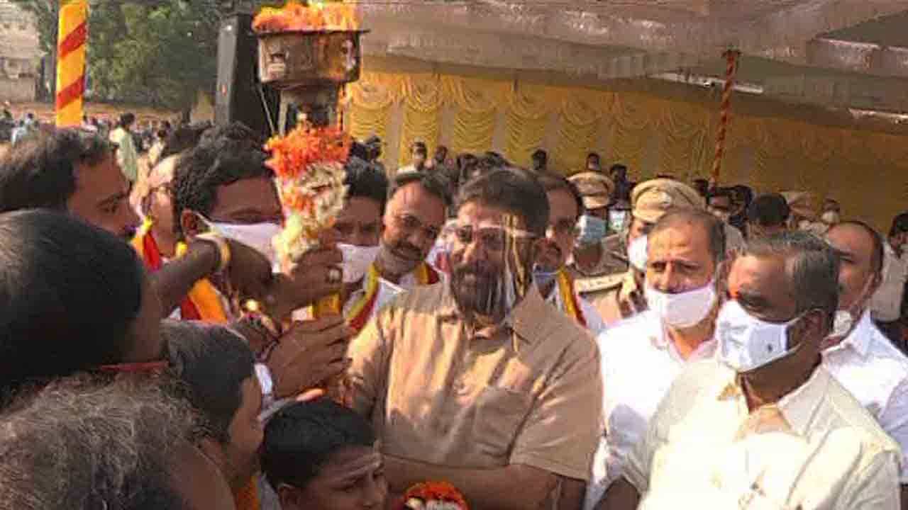 ಗಣಿನಾಡಿನಲ್ಲಿ ಮೊಳಗಿದ ಕನ್ನಡದ ಕಹಳೆ: ಜಿಲ್ಲೆಯಲ್ಲಿ 65ನೇ ಕನ್ನಡ ರಾಜ್ಯೋತ್ಸವದ ಸಂಭ್ರಮ ಗಣಿನಾಡಿನಲ್ಲಿ ಮೊಳಗಿದ ಕನ್ನಡದ ಕಹಳೆ: ಜಿಲ್ಲೆಯಲ್ಲಿ 65ನೇ ಕನ್ನಡ ರಾಜ್ಯೋತ್ಸವದ ಸಂಭ್ರಮ