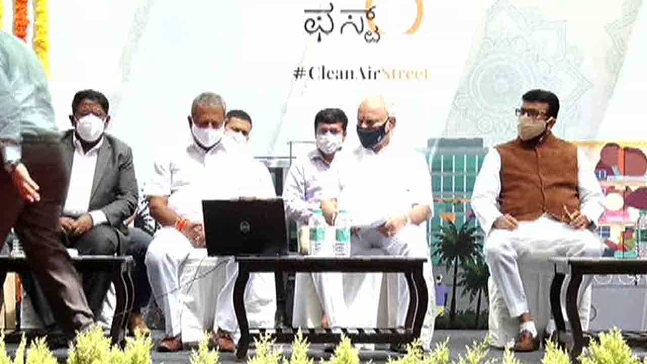 ಆಮಂತ್ರಣ ಇಲ್ಲದಿದ್ದರೂ BSY ಇದ್ದ ವೇದಿಕೆ ಏರಿದ ಹ್ಯಾರಿಸ್ ಪುತ್ರ ನಲಪಾಡ್! ಆಮಂತ್ರಣ ಇಲ್ಲದಿದ್ದರೂ BSY ಇದ್ದ ವೇದಿಕೆ ಏರಿದ ಹ್ಯಾರಿಸ್ ಪುತ್ರ ನಲಪಾಡ್!