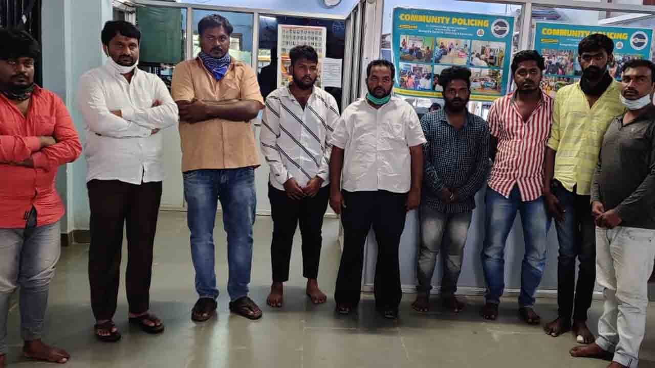 ಜೈಲುಪಾಲಾದ ‘ಅಣ್ಣ’ನ ಜಾಮೀನಿಗಾಗಿ.. ಹಫ್ತಾ ವಸೂಲಿಗೆ ಇಳಿದು.. ಕೊನೆಗೆ ತಾವೇ ಅಂದರ್ ಆದರು ಜೈಲುಪಾಲಾದ ‘ಅಣ್ಣ’ನ ಜಾಮೀನಿಗಾಗಿ.. ಹಫ್ತಾ ವಸೂಲಿಗೆ ಇಳಿದು.. ಕೊನೆಗೆ ತಾವೇ ಅಂದರ್ ಆದರು