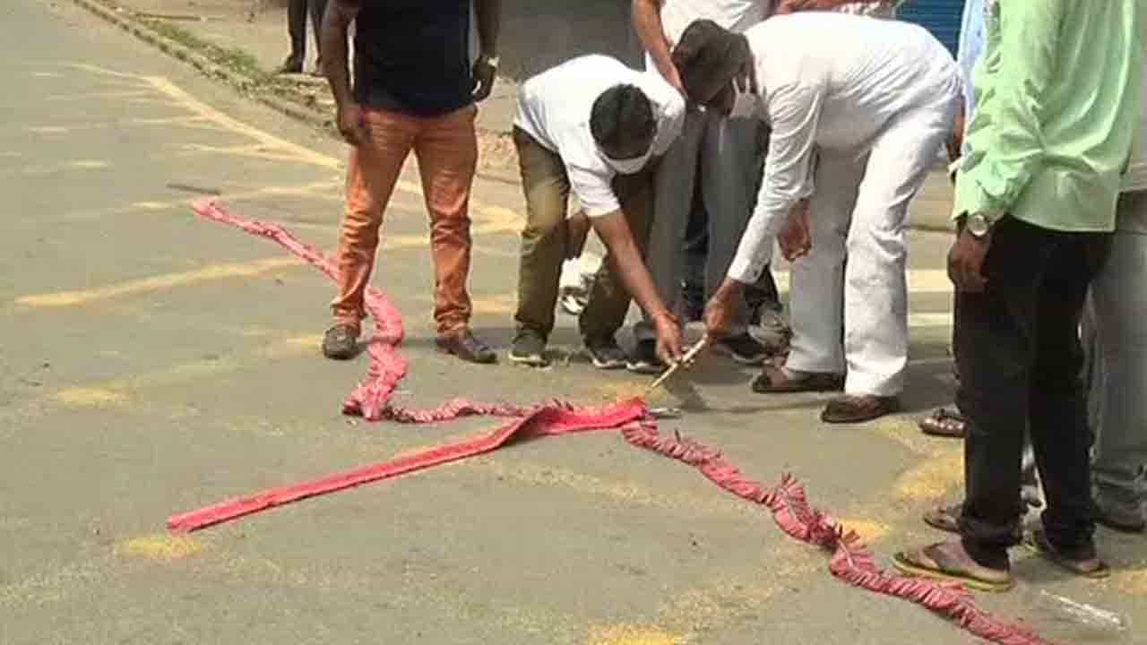 ದೀಪಾವಳಿಯ 3 ದಿನವೂ ಪಟಾಕಿ ಹಚ್ತೀನಿ, ಜೈಲಿಗೆ ಹಾಕಿದ್ರೂ OK -ಸರ ಸಿಡಿಸಿ ವಾಟಾಳ್ ಕಿಡಿ ದೀಪಾವಳಿಯ 3 ದಿನವೂ ಪಟಾಕಿ ಹಚ್ತೀನಿ, ಜೈಲಿಗೆ ಹಾಕಿದ್ರೂ OK -ಸರ ಸಿಡಿಸಿ ವಾಟಾಳ್ ಕಿಡಿ