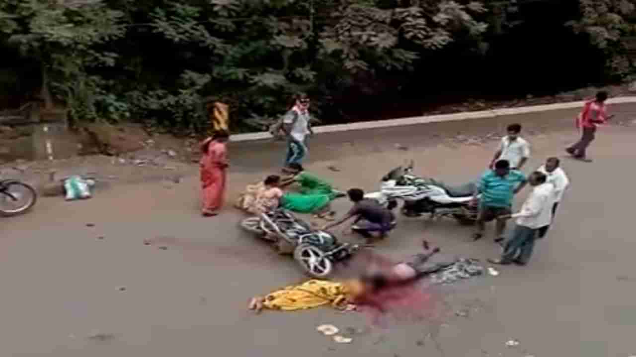 ಓವರ್ಟೇಕ್ ವೇಳೆ ಲಾರಿಗೆ ಡಿಕ್ಕಿ: ಬೈಕ್ನಲ್ಲಿದ್ದ ಅಕ್ಕ-ತಮ್ಮ ಸ್ಥಳದಲ್ಲಿಯೇ ದುರ್ಮರಣ