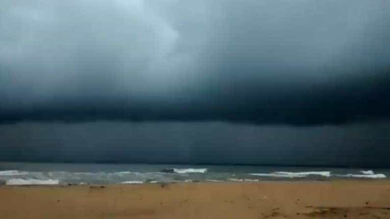 ಕಡಲ ಅಬ್ಬರ, ರಸ್ತೆ ಮೇಲೆ ನೀರು, ಸೈಲೆನ್ಸರ್ ಮೂತಿಗೆ ಪ್ಲಾಸ್ಟಿಕ್ ಬ್ಯಾಗ್: #ChennaiRain ಟ್ರೆಂಡಿಂಗ್