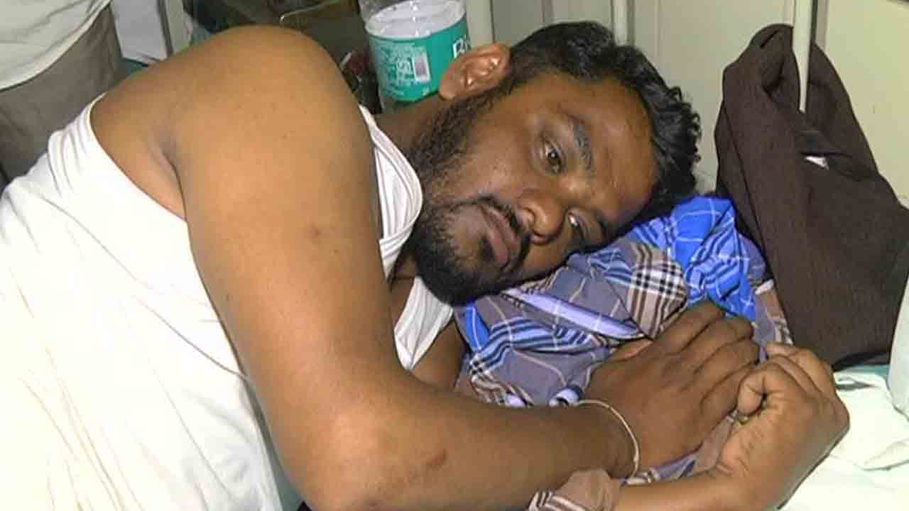 ವಿಚಾರಣೆಗೆಂದು ಕರೆಸಿ, ಗ್ರಾಮಸ್ಥರ ಮೇಲೆ ಭೀಕರ ಹಲ್ಲೆ: ಗಾಯಾಳುಗಳು ಆಸ್ಪತ್ರೆಗೆ ವಿಚಾರಣೆಗೆಂದು ಕರೆಸಿ, ಗ್ರಾಮಸ್ಥರ ಮೇಲೆ ಭೀಕರ ಹಲ್ಲೆ: ಗಾಯಾಳುಗಳು ಆಸ್ಪತ್ರೆಗೆ