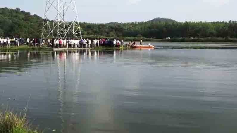 ಸಂಭ್ರಮದ ಮನೆಯಲ್ಲಿ ಸೂತಕದ ಛಾಯೆ: ನೀರಲ್ಲಿ ಮುಳುಗಿದವನನ್ನು ರಕ್ಷಿಸಲು ಹೋಗಿ ಐವರು ಜಲಸಮಾಧಿ ಸಂಭ್ರಮದ ಮನೆಯಲ್ಲಿ ಸೂತಕದ ಛಾಯೆ: ನೀರಲ್ಲಿ ಮುಳುಗಿದವನನ್ನು ರಕ್ಷಿಸಲು ಹೋಗಿ ಐವರು ಜಲಸಮಾಧಿ