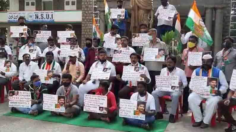 ಸಂತೋಷ್ ಆತ್ಮಹತ್ಯೆ ಯತ್ನ ಪ್ರಕರಣ ಸಿಬಿಐಗೆ ವಹಿಸಲು ಕಾಂಗ್ರೆಸ್ ಒತ್ತಾಯ; ಕಾರ್ಯಕರ್ತರ ಪ್ರತಿಭಟನೆ