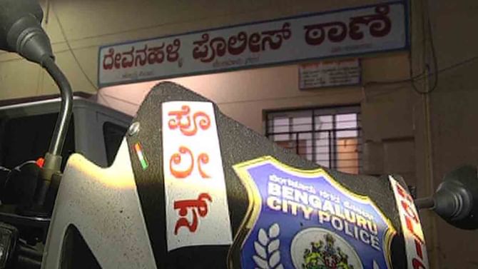 ಅಧಿಕಾರ ಬಿಟ್ಟುಕೊಟ್ರೂ SIM ಬಿಡೆನು: ಖಾಕಿಗಳ ಕಿತ್ತಾಟದಲ್ಲಿ ಜನರ ಕಷ್ಟ ಕೇಳೋರು ಯಾರು? ಅಧಿಕಾರ ಬಿಟ್ಟುಕೊಟ್ರೂ SIM ಬಿಡೆನು: ಖಾಕಿಗಳ ಕಿತ್ತಾಟದಲ್ಲಿ ಜನರ ಕಷ್ಟ ಕೇಳೋರು ಯಾರು?