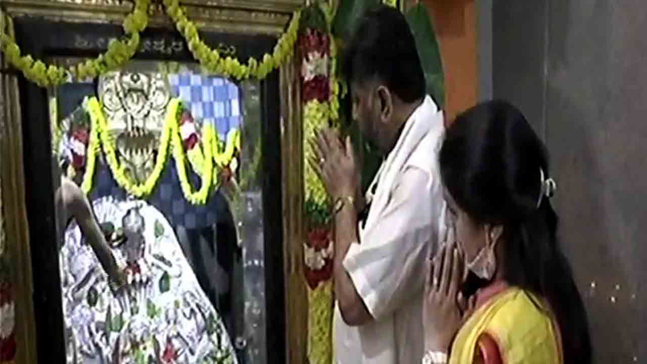 ಪತ್ನಿ ಜೊತೆ ಹಾಸನಾಂಬೆ ದರ್ಶನ ಪಡೆದ ಕೆಪಿಸಿಸಿ ಅಧ್ಯಕ್ಷ ಡಿಕೆಶಿ