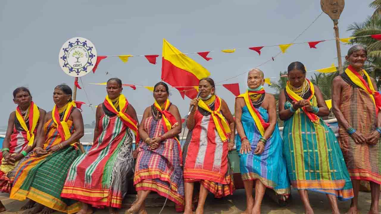 ರಾಜ್ಯೋತ್ಸವ ಸಂಭ್ರಮದಲ್ಲಿ ಹಾಲಕ್ಕಿ ಸಮುದಾಯದ ತಾಯಂದಿರು