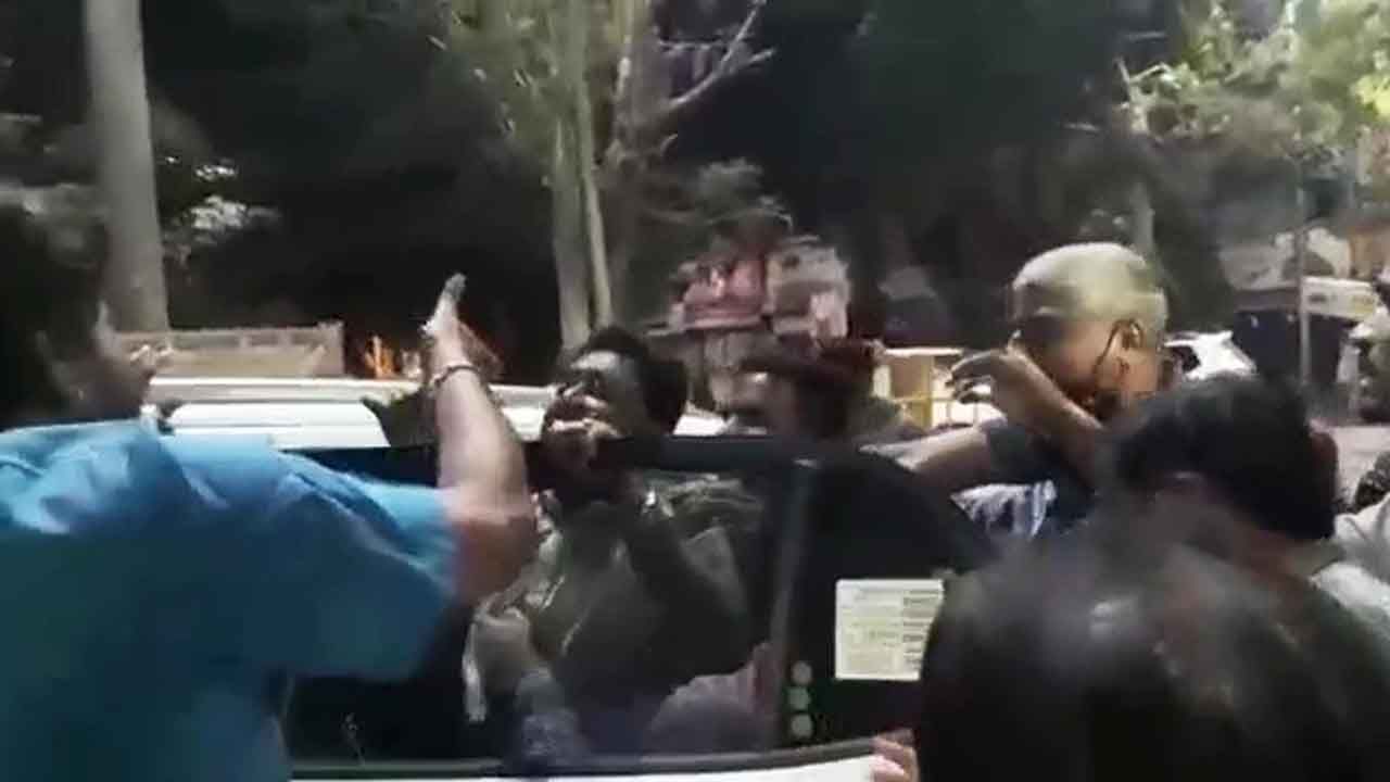 ಜನರ ನಡುವೆ ನಿಮ್ಗೆ ಏನೂ ಮಾಡೋಕಾಗಲ್ಲ: ಇನ್ಸ್ಪೆಕ್ಟರ್ಗೆ ರೌಡಿಶೀಟರ್, ಸಹಚರರ ಆವಾಜ್ ಜನರ ನಡುವೆ ನಿಮ್ಗೆ ಏನೂ ಮಾಡೋಕಾಗಲ್ಲ: ಇನ್ಸ್ಪೆಕ್ಟರ್ಗೆ ರೌಡಿಶೀಟರ್, ಸಹಚರರ ಆವಾಜ್