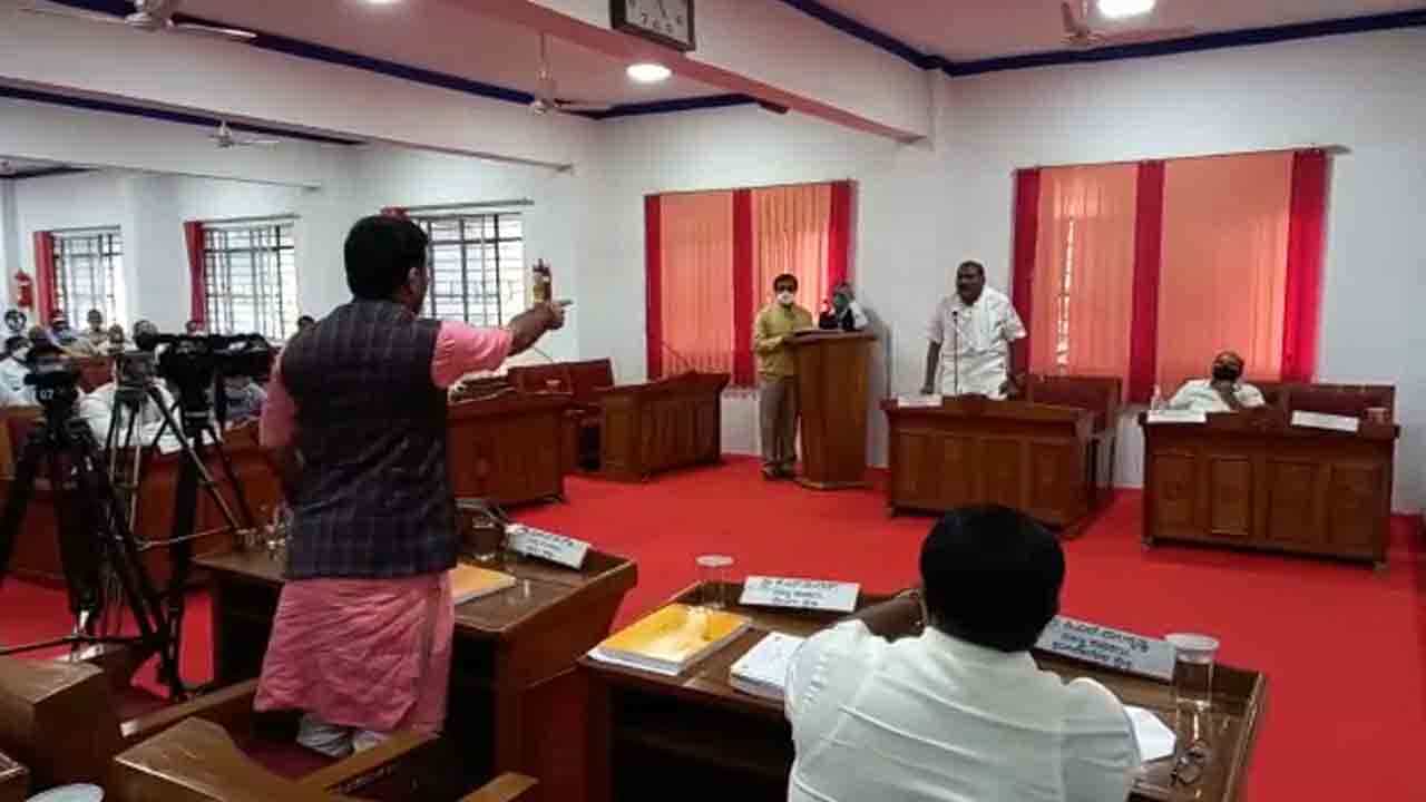 ನೀನು ತಂದ ಅನುದಾನ ಎಲ್ರಿಗೂ ಹಂಚಿಕೆ ಆಗ್ಲಿ -ಅತಿವೃಷ್ಟಿ ಹಣಕ್ಕಾಗಿ ಟೇಬಲ್ ಕುಟ್ಟಿ ಶಾಸಕ ಆಕ್ರೋಶ ನೀನು ತಂದ ಅನುದಾನ ಎಲ್ರಿಗೂ ಹಂಚಿಕೆ ಆಗ್ಲಿ -ಅತಿವೃಷ್ಟಿ ಹಣಕ್ಕಾಗಿ ಟೇಬಲ್ ಕುಟ್ಟಿ ಶಾಸಕ ಆಕ್ರೋಶ