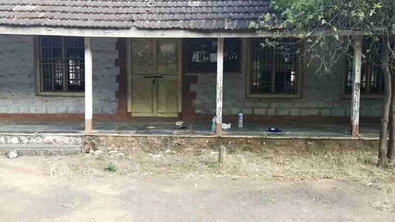 ಕಾಲೇಜು ಕೊಠಡಿಗಳ ಮುಂದೆ ಬಿದ್ದಿವೆ ಮದ್ಯದ ಬಾಟಲಿಗಳು!