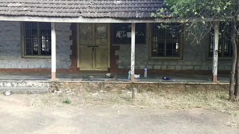ಕಾಲೇಜು ಕೊಠಡಿಗಳ ಮುಂದೆ ಬಿದ್ದಿವೆ ಮದ್ಯದ ಬಾಟಲಿಗಳು!