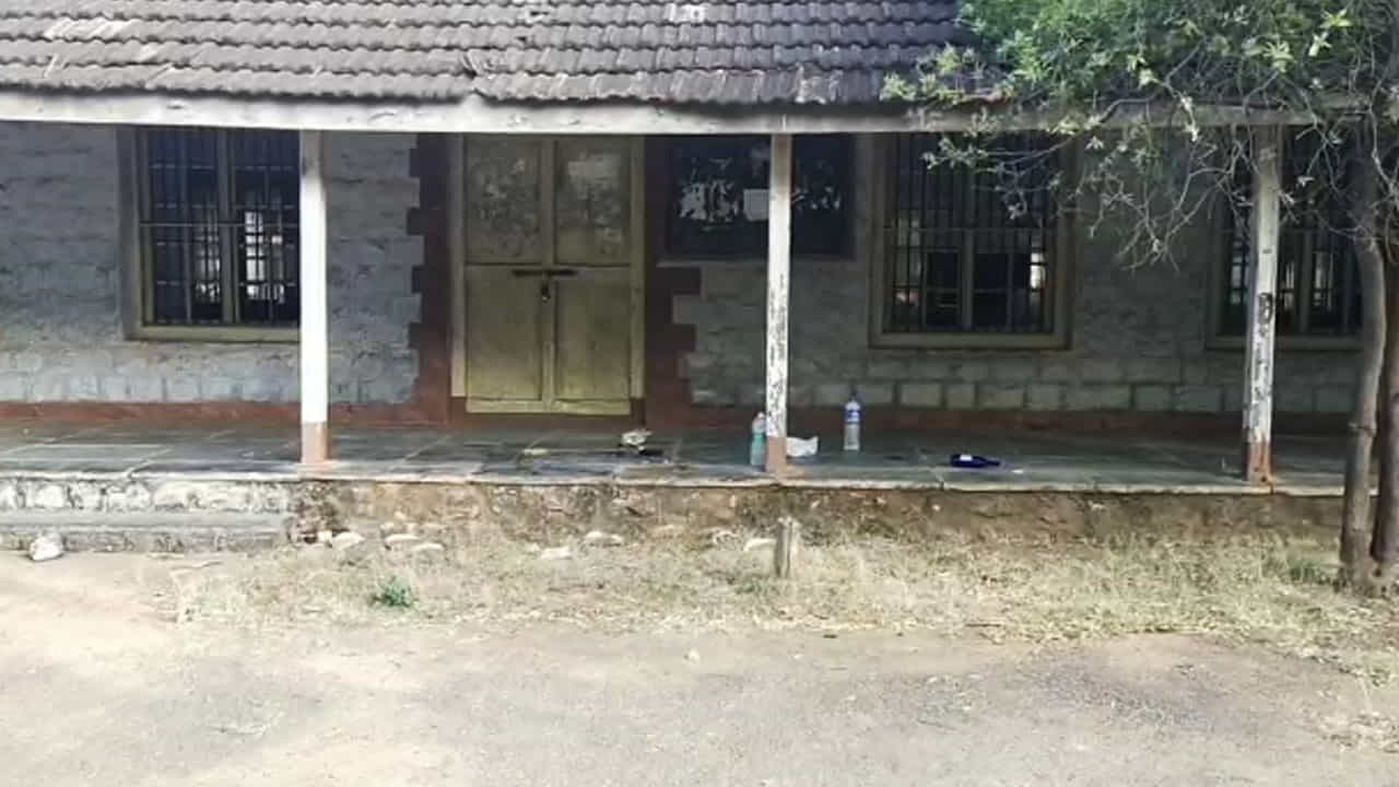 ಕಾಲೇಜು ಕೊಠಡಿಗಳ ಮುಂದೆ ಬಿದ್ದಿವೆ ಮದ್ಯದ ಬಾಟಲಿಗಳು! ಕಾಲೇಜು ಕೊಠಡಿಗಳ ಮುಂದೆ ಬಿದ್ದಿವೆ ಮದ್ಯದ ಬಾಟಲಿಗಳು!