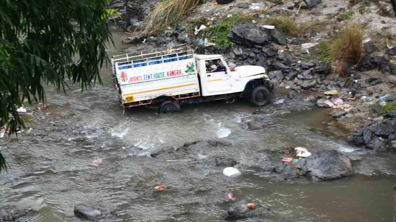 ಚಾಲಕನ ನಿಯಂತ್ರಣ ತಪ್ಪಿ ನದಿಗೆ ವಾಹನ ಬಿದ್ದು 7 ಜನ ಸಾವು