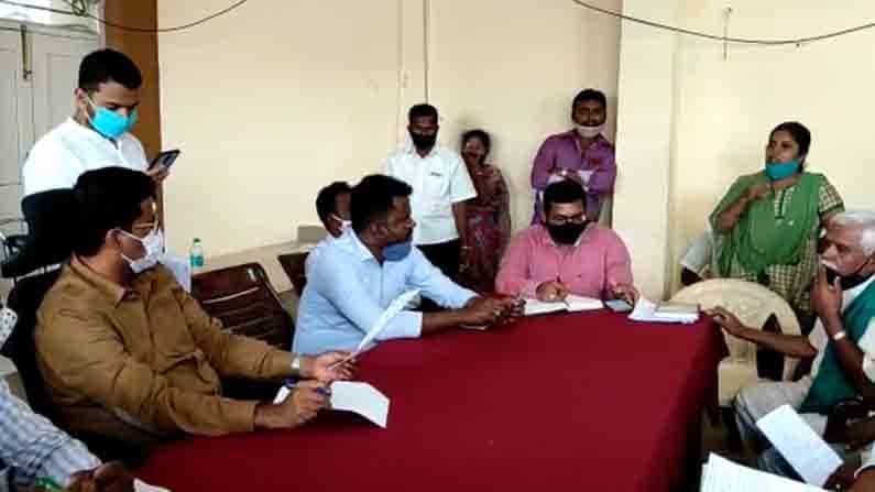 ವೃದ್ಧಾಪ್ಯ ವೇತನದಲ್ಲಿ ಗೋಲ್ಮಾಲ್; ಸಾರ್ವಜನಿಕವಾಗಿ ಅಧಿಕಾರಿಯನ್ನು ಹಿಗ್ಗಾಮುಗ್ಗಾ ತರಾಟೆಗೆ ತೆಗೆದುಕೊಂಡ ಶಾಸಕ ವೃದ್ಧಾಪ್ಯ ವೇತನದಲ್ಲಿ ಗೋಲ್ಮಾಲ್; ಸಾರ್ವಜನಿಕವಾಗಿ ಅಧಿಕಾರಿಯನ್ನು ಹಿಗ್ಗಾಮುಗ್ಗಾ ತರಾಟೆಗೆ ತೆಗೆದುಕೊಂಡ ಶಾಸಕ