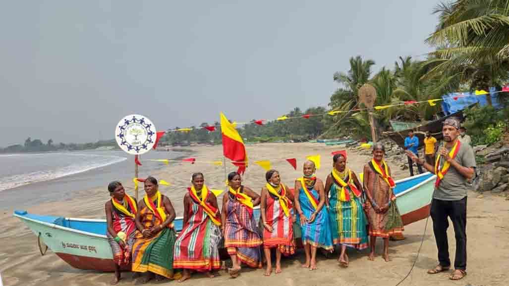 ಕಡಲ ತೀರದಲ್ಲಿ ಹಾಲಕ್ಕಿ ಜನಾಂಗದ ಜೊತೆ ಬೆಂಗಳೂರಿನ ಯುವ ತಂಡದಿಂದ ಕನ್ನಡ ರಾಜ್ಯೋತ್ಸವ ಆಚರಣೆ