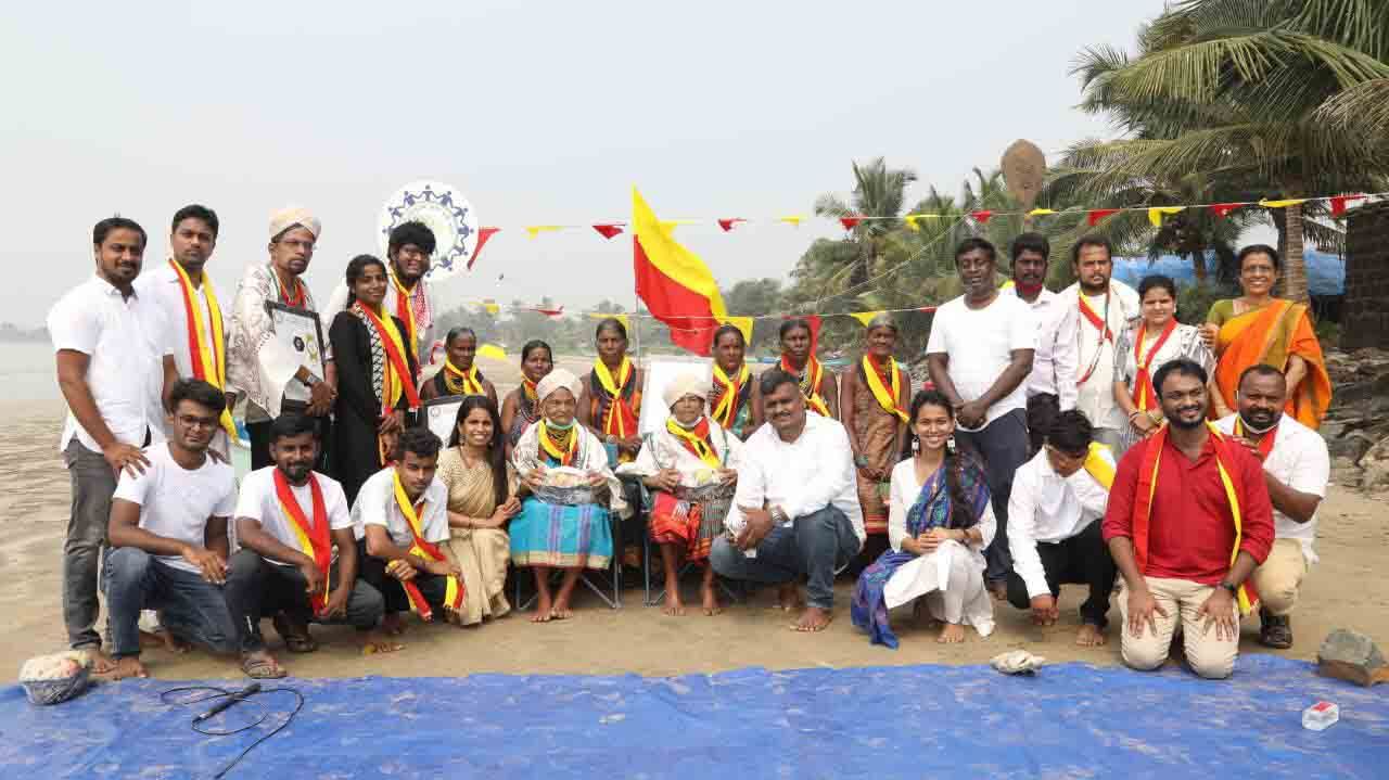 ಹಾಲಕ್ಕಿ ಜನಾಂಗದೊಂದಿಗೆ ಬೆಂಗಳೂರಿನ ಯುಗ ತಂಡ