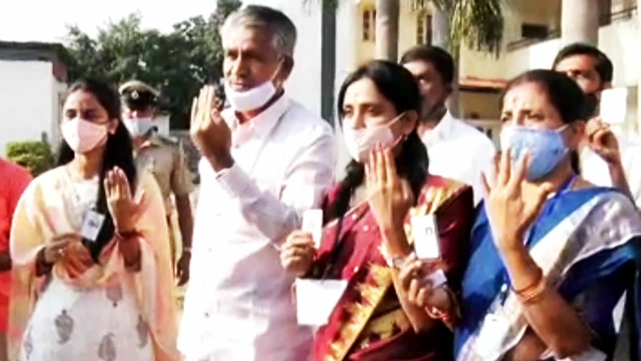 ಜ್ಞಾನಭಾರತಿ ವಾರ್ಡ್​ನ ಮತಗಟ್ಟೆಯಲ್ಲಿ ಮತ ಚಲಾಯಿಸಿದ ಅಭ್ಯರ್ಥಿ ಕುಸುಮಾ