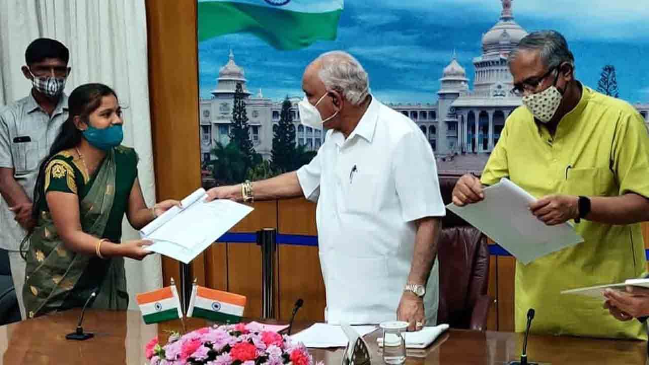 ಉಪನ್ಯಾಸಕರ ಬೇಡಿಕೆಗೆ ಸ್ಪಂದಿಸಿದ ಸರ್ಕಾರ: ಸಿಎಂ BSYರಿಂದ ನೇಮಕಾತಿ ಆದೇಶ ಪತ್ರ ವಿತರಣೆ ಉಪನ್ಯಾಸಕರ ಬೇಡಿಕೆಗೆ ಸ್ಪಂದಿಸಿದ ಸರ್ಕಾರ: ಸಿಎಂ BSYರಿಂದ ನೇಮಕಾತಿ ಆದೇಶ ಪತ್ರ ವಿತರಣೆ